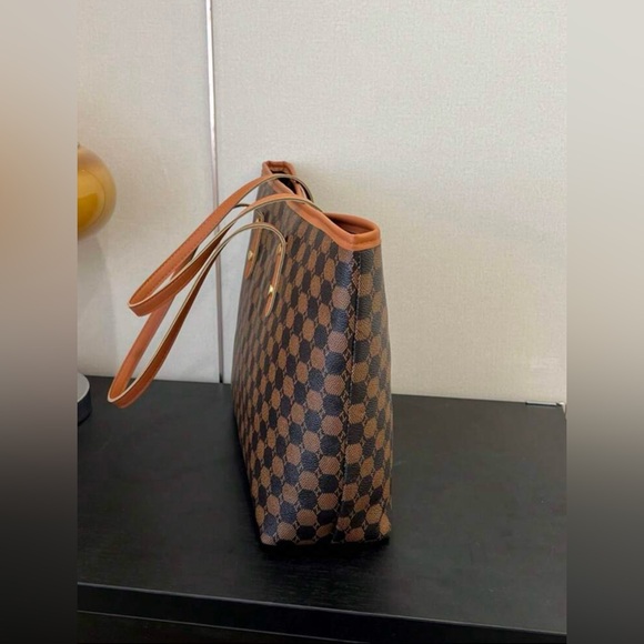 Large Capacity Minimalist Tote
Bag With Check Pattern & Rivet
Decoration - Picture 4 of 8